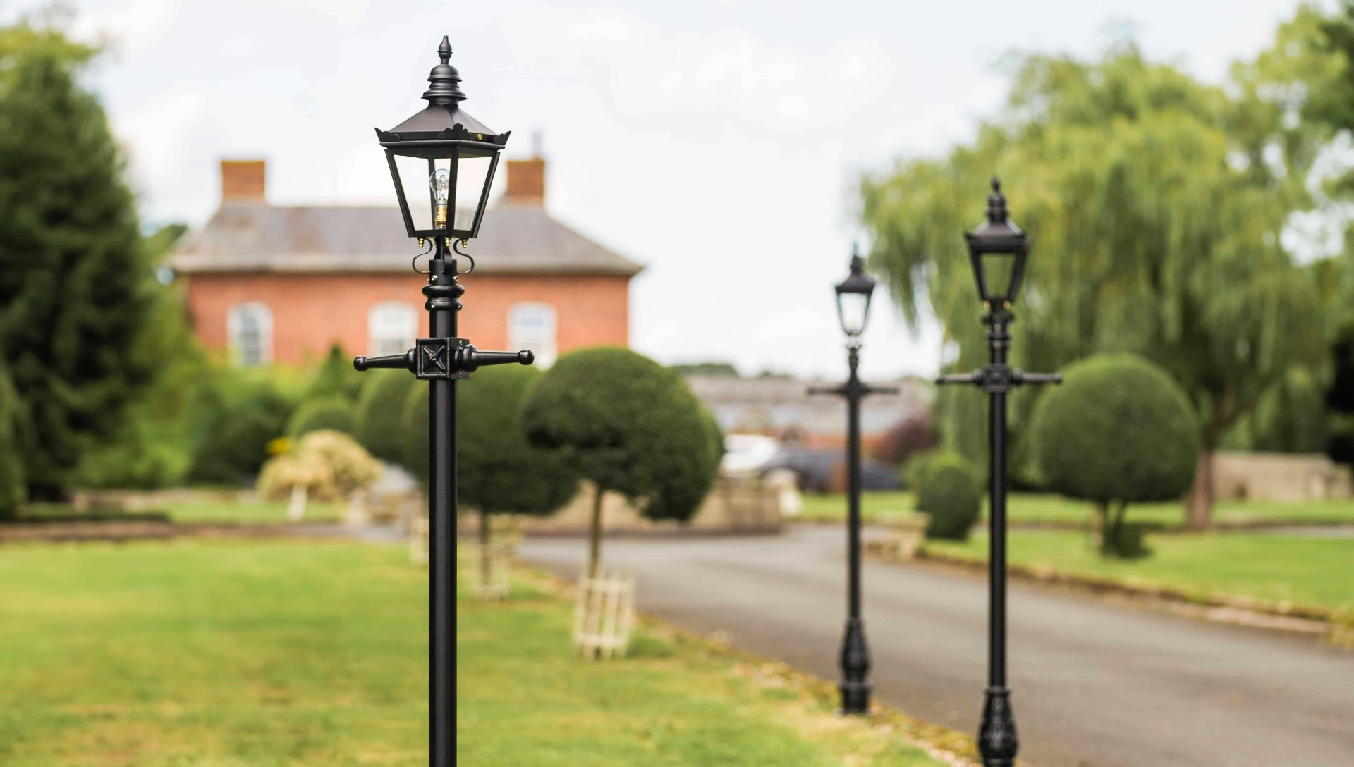 Harrogate_Lamp_Post_Set_Black_Lantern_-_Driveway_Lighitng