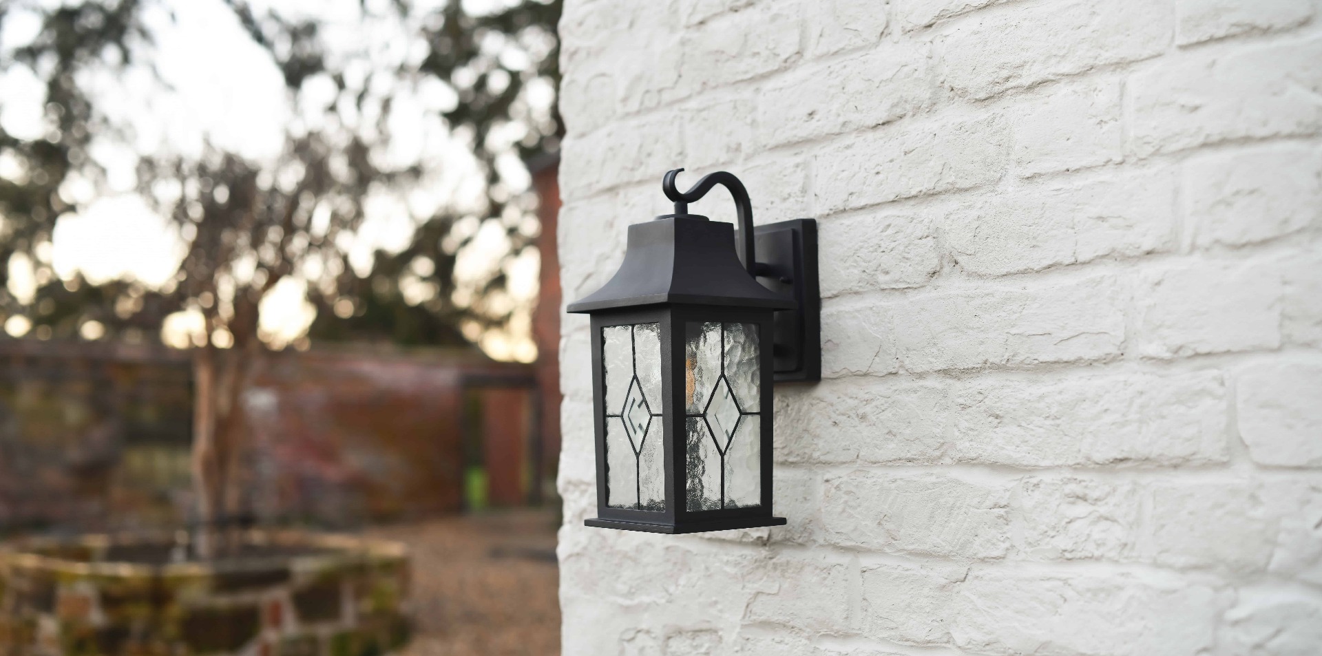 Wall_Lantern_on_a_White_Wall