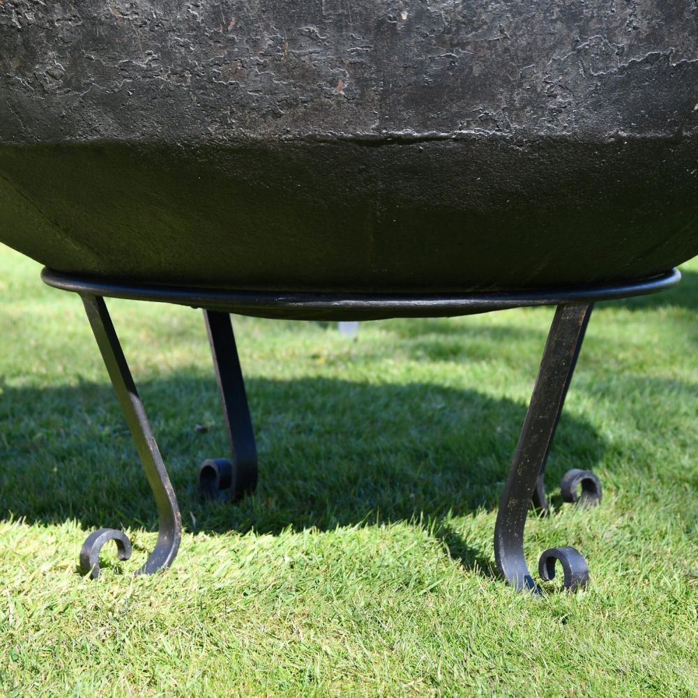 Close up of scroll feet on stand 