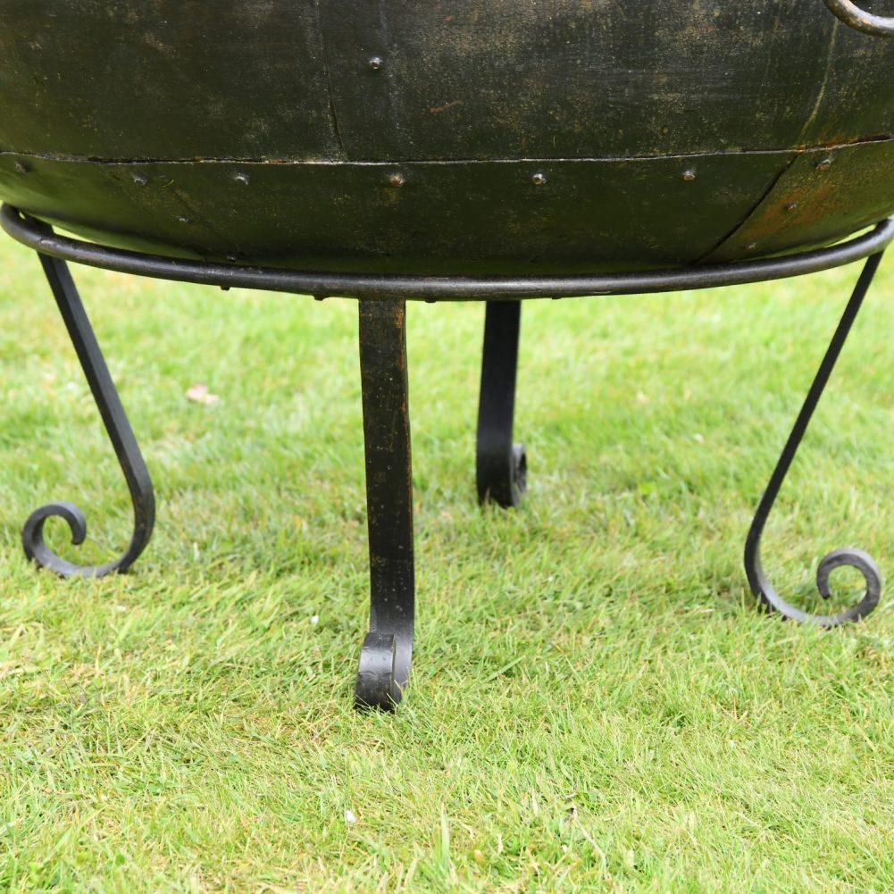 Close up of scroll feet on stand 