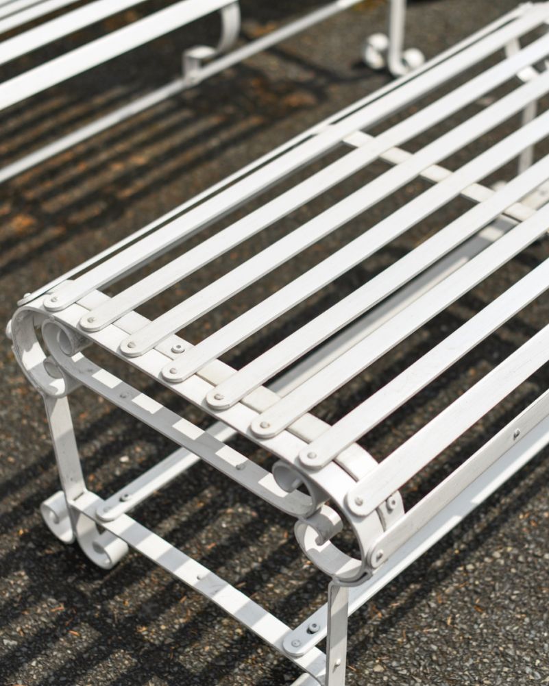 Antique Cream Robust 'Chatham' Park Table Details