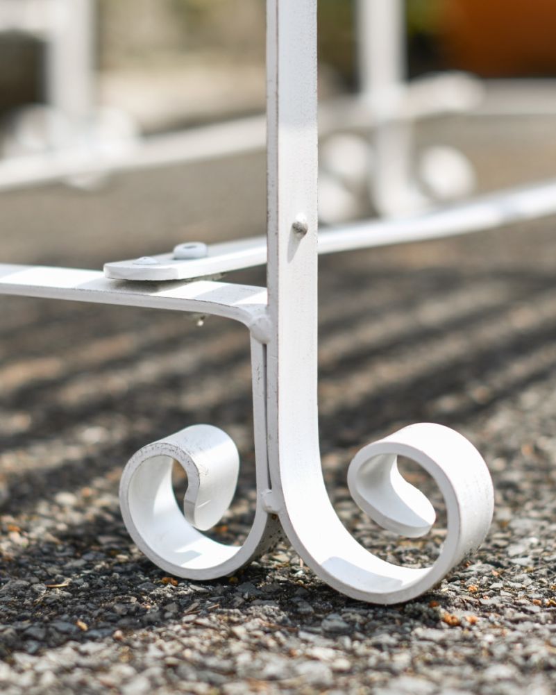 Antique Cream Robust 'Chatham' Park Table Details On Legs