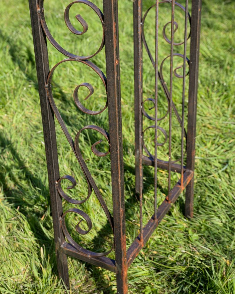Close Up Of The Finish On The Traditional Ornate Stourhead Clear Lacquer Rose Arch
