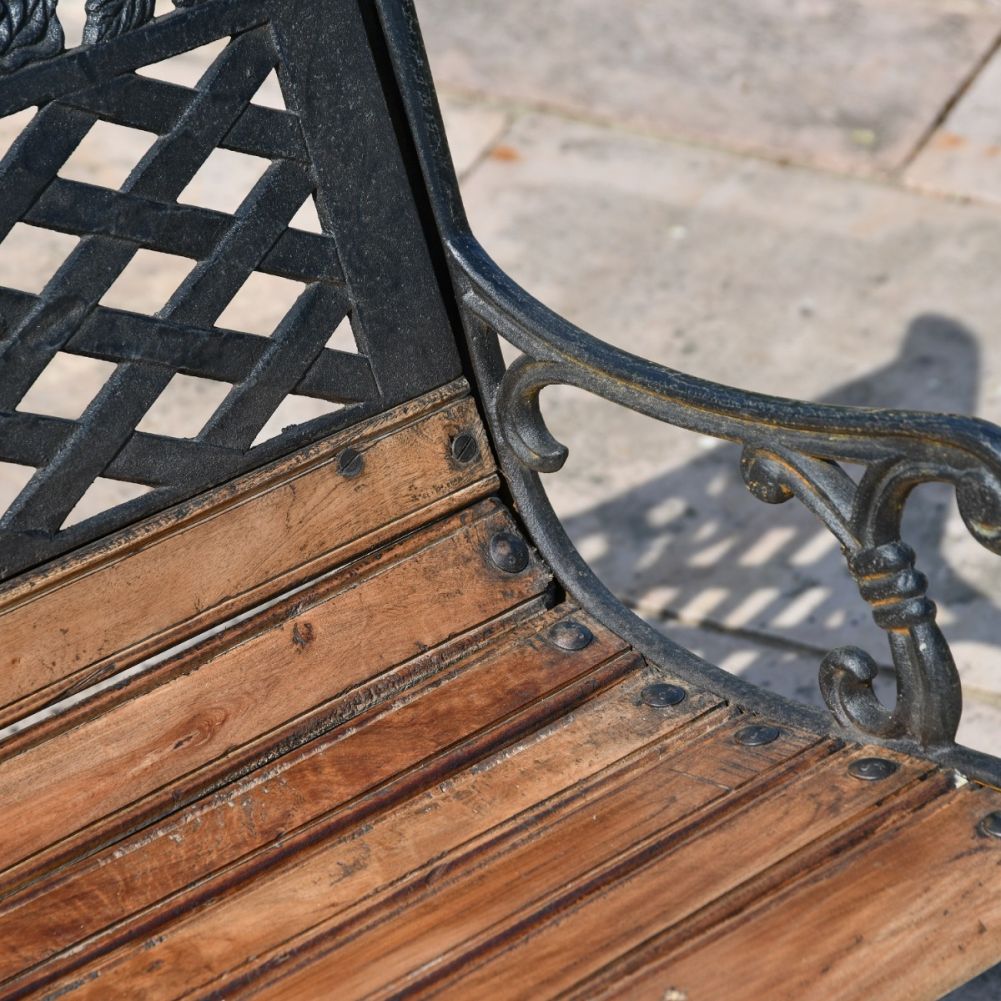 Wooden aspects on Bench 
