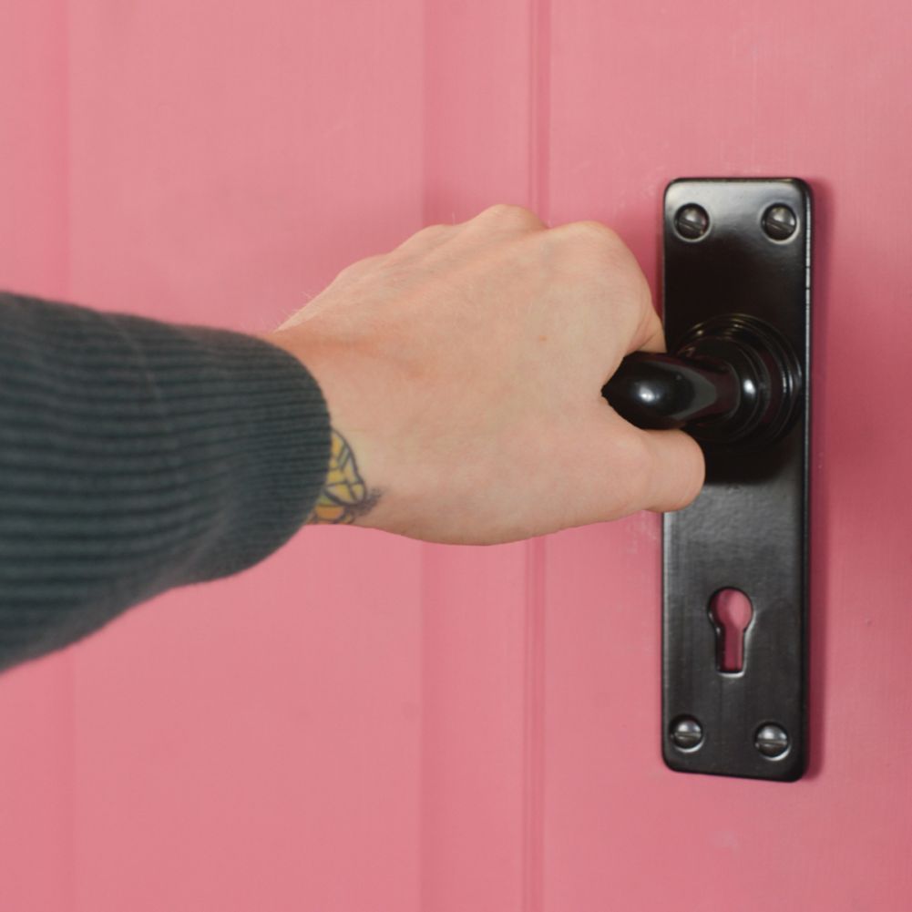 Black Smooth Lever Lock Set Scale