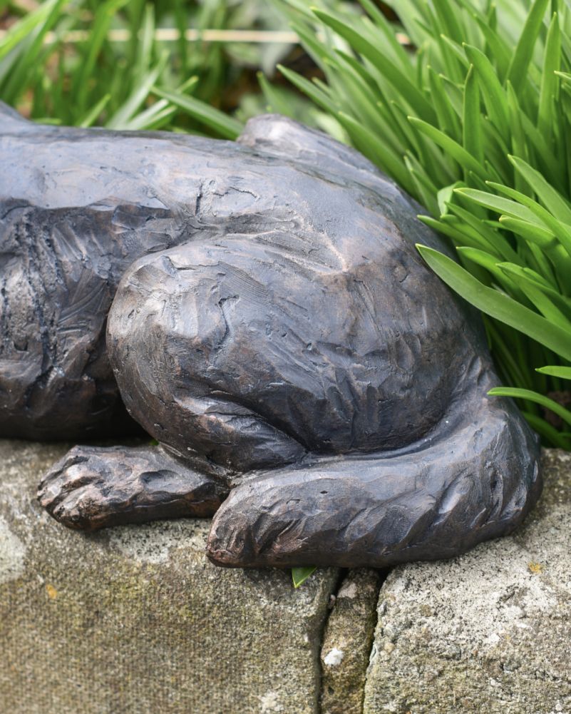 Bronze Effect Resin Laying Labrador Garden Sculpture Close Up Of Tail