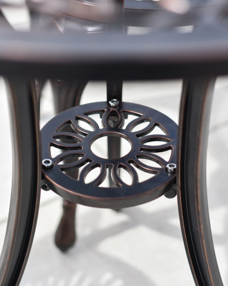 Central Table Space With Hole For Umbrella 
