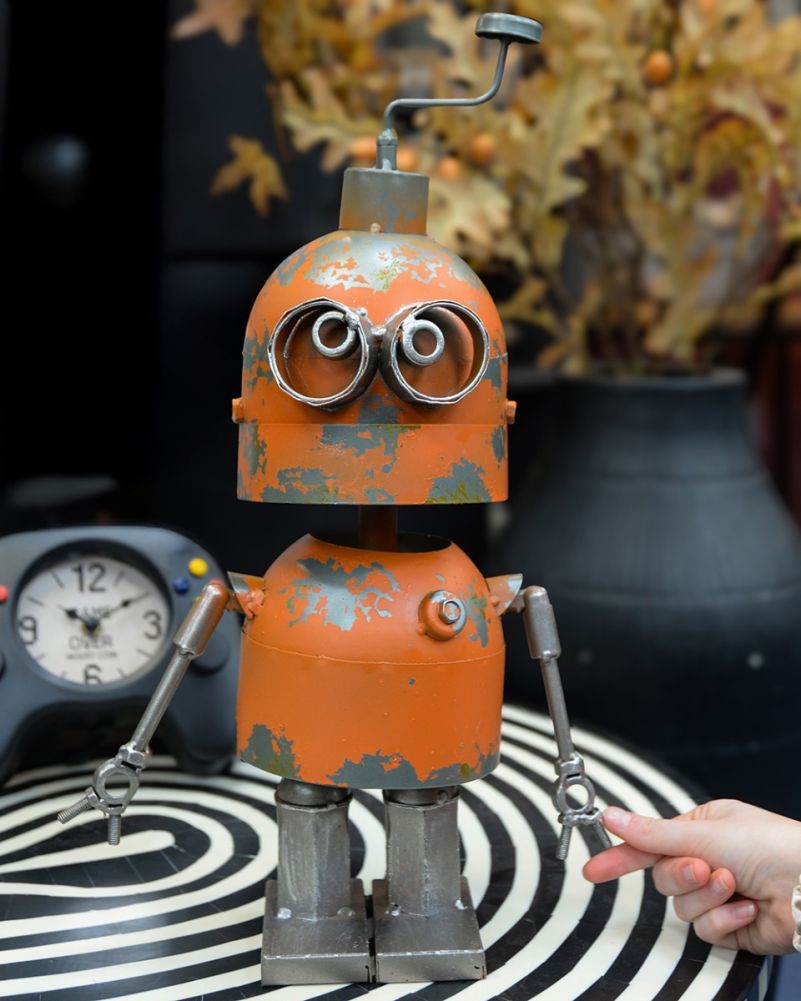 Crank The Robot Garden Ornament To Scale