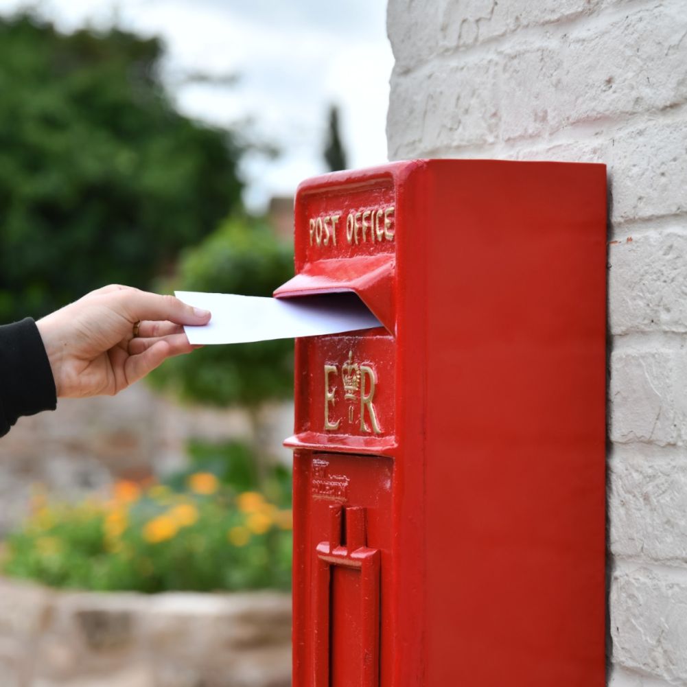 Elizabeth Regina Traditional Red and Gold Wall Mounted Post Box