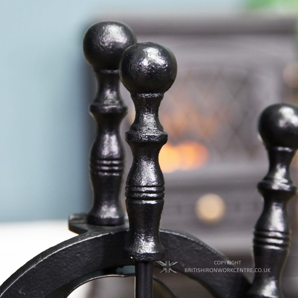 The 'Lodge' Black Cast Iron Companion Set with Tool Holder 41cm close up of handles 