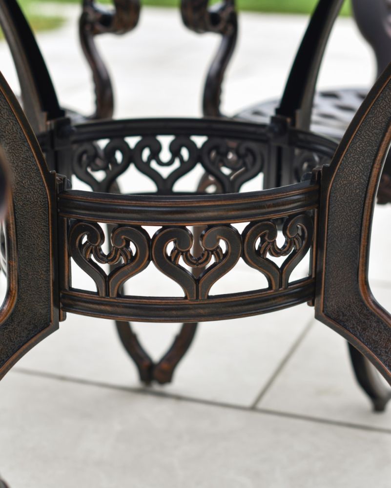 Intricate Heart Pattern On Central Table Section