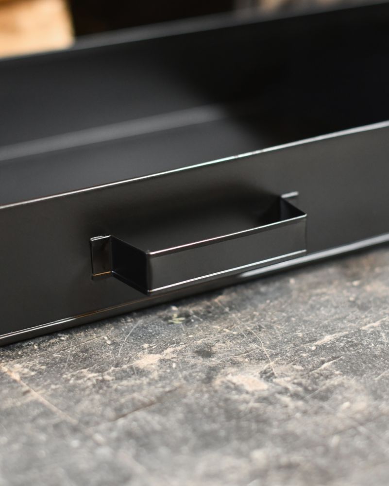Handle On The Traditional Jet Black Ash Pan 