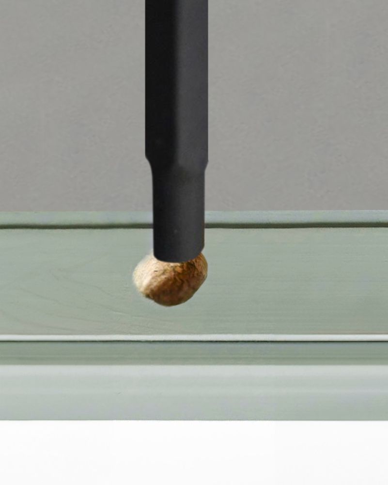 Close-up of landing spindle