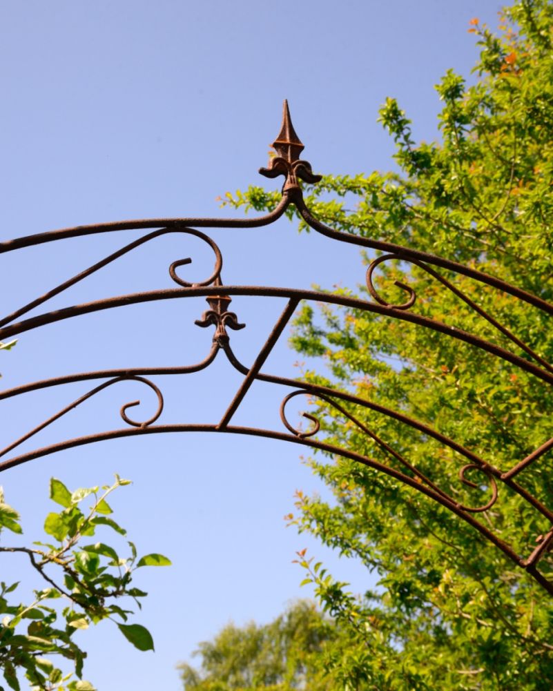 Details On The Rustic Traditional Rose Arch