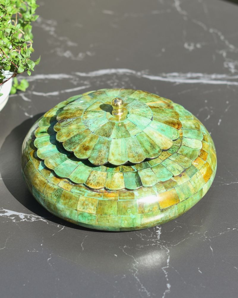 Ornate Shell & Brass 'Muschio' Keepsake Bowl Detail