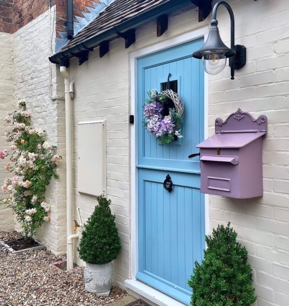 Pastel Lilac Knightsbridge Post & Parcel Box On A House
