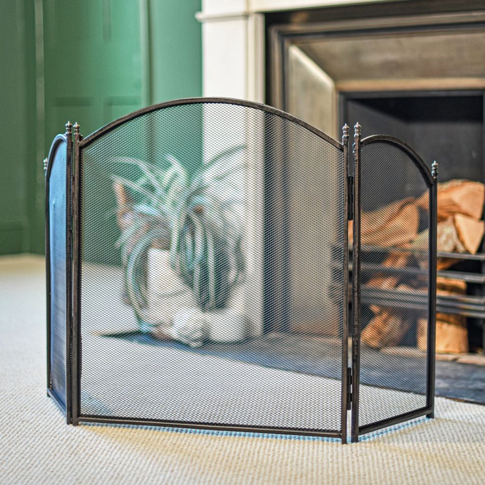 'Ribernton Castle' Rustic Iron Spark Guard