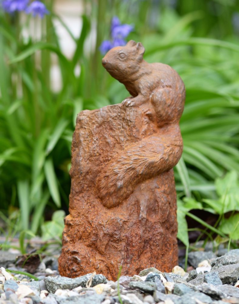Rustic Cast Iron Squirrel Climbing Garden Sculpture Details
