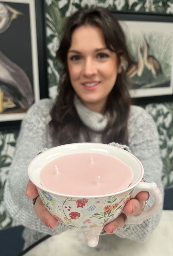 Scale Of The Pink Ceramic Three Feet Teacup Candle