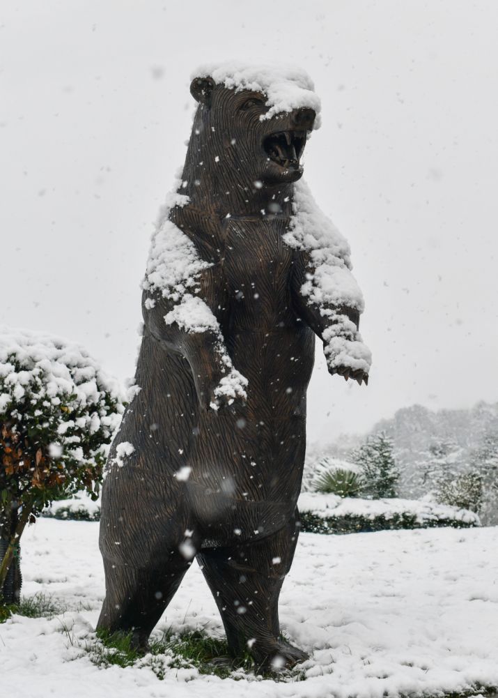 'Grizzly' The Standing American Brown Bear Antique Bronze Garden Sculpture In The Snow
