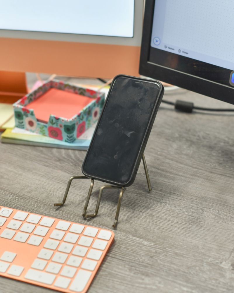 The 'Happy Couple' Scrap Metal Art Phone Holder With A Phone