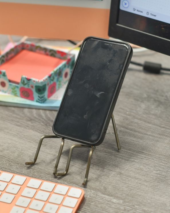 The 'Happy Couple' Scrap Metal Art Phone Holder To Scale