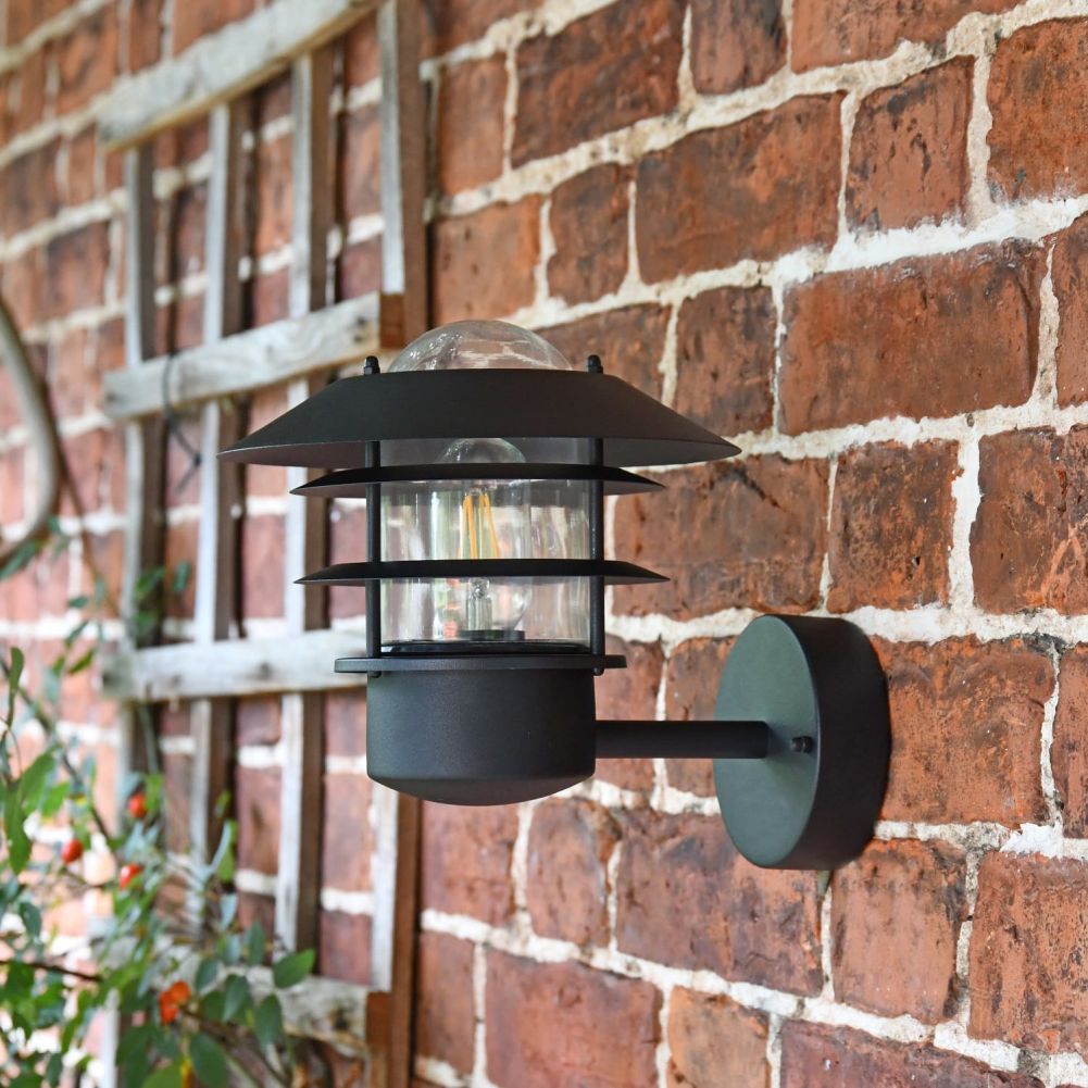 Side view of 'Hinna' wall lantern in situ