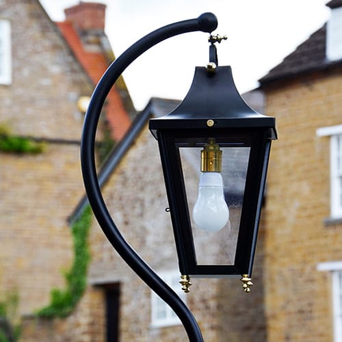 The Black Lincoln Swan Neck Lamp Post In 2.9 Metres