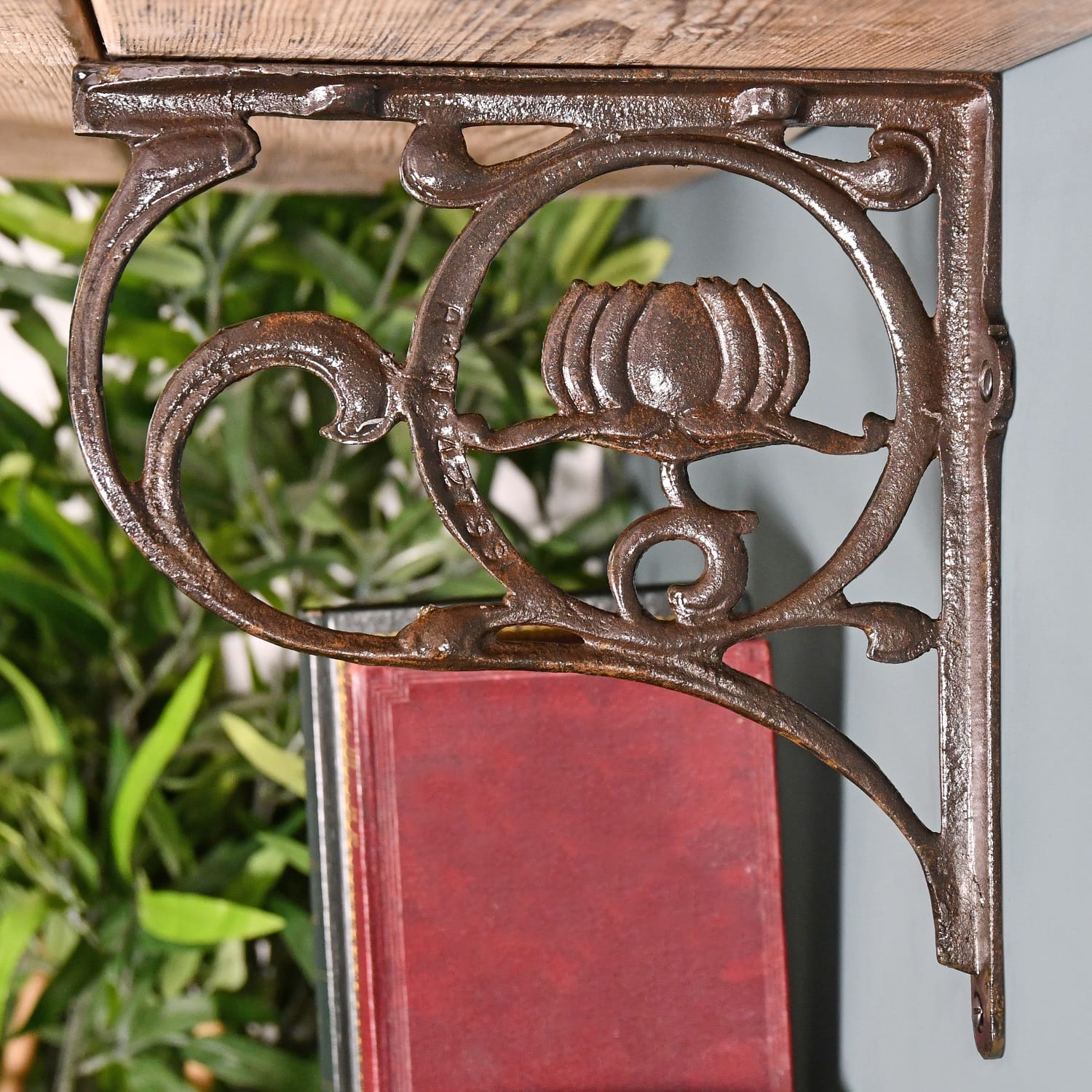"Lotus Flower" Iron Shelf Bracket - 25 x 23cm