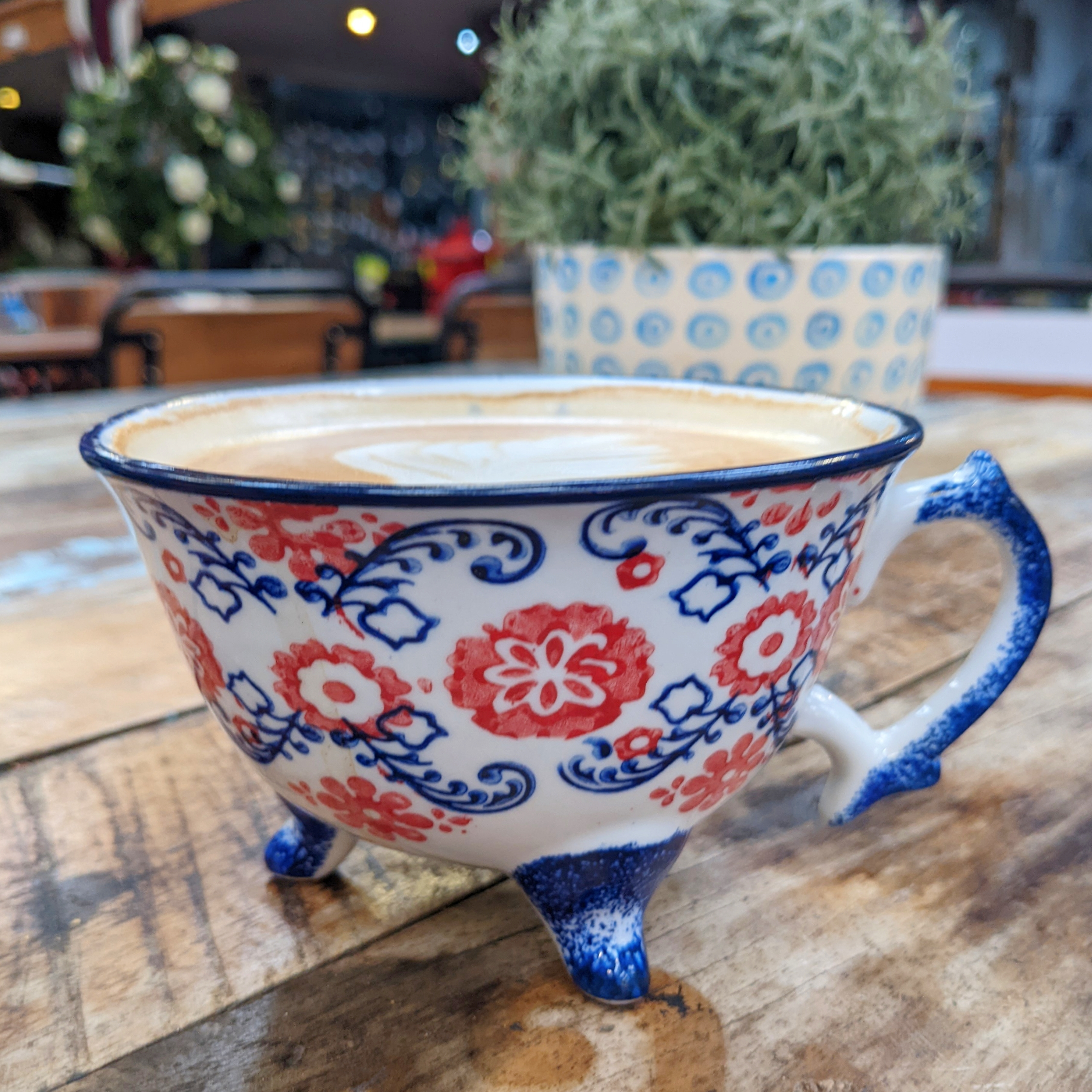 Traditional Red, White and Blue Three Feet Tea Cup