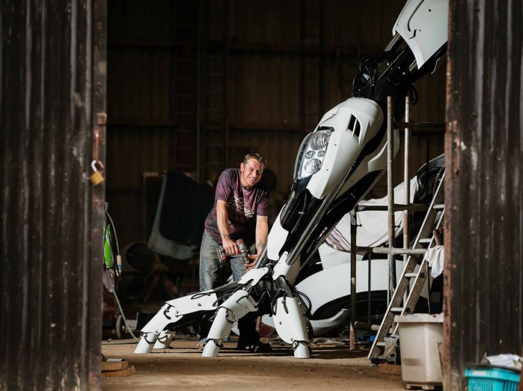 Luke Kite Building Gigantica