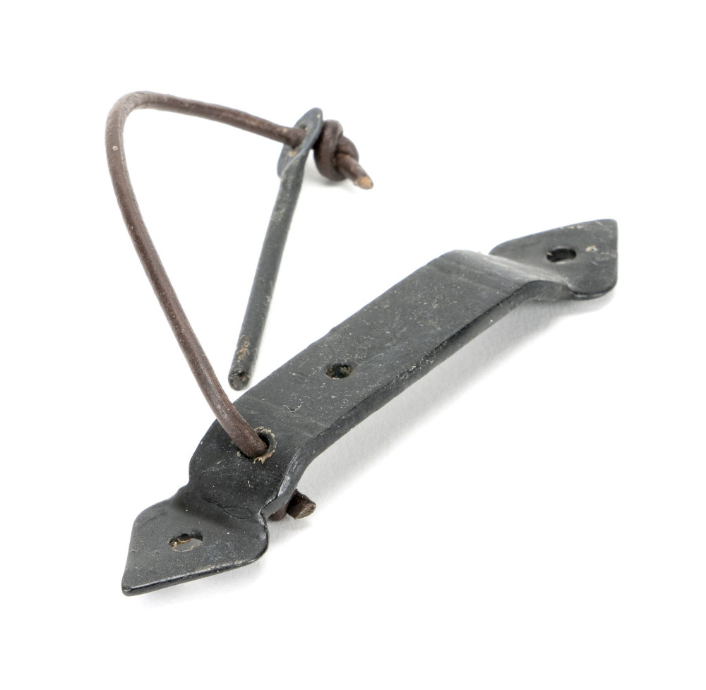 Gothic Beeswax Locking Penny End Screw on Staple