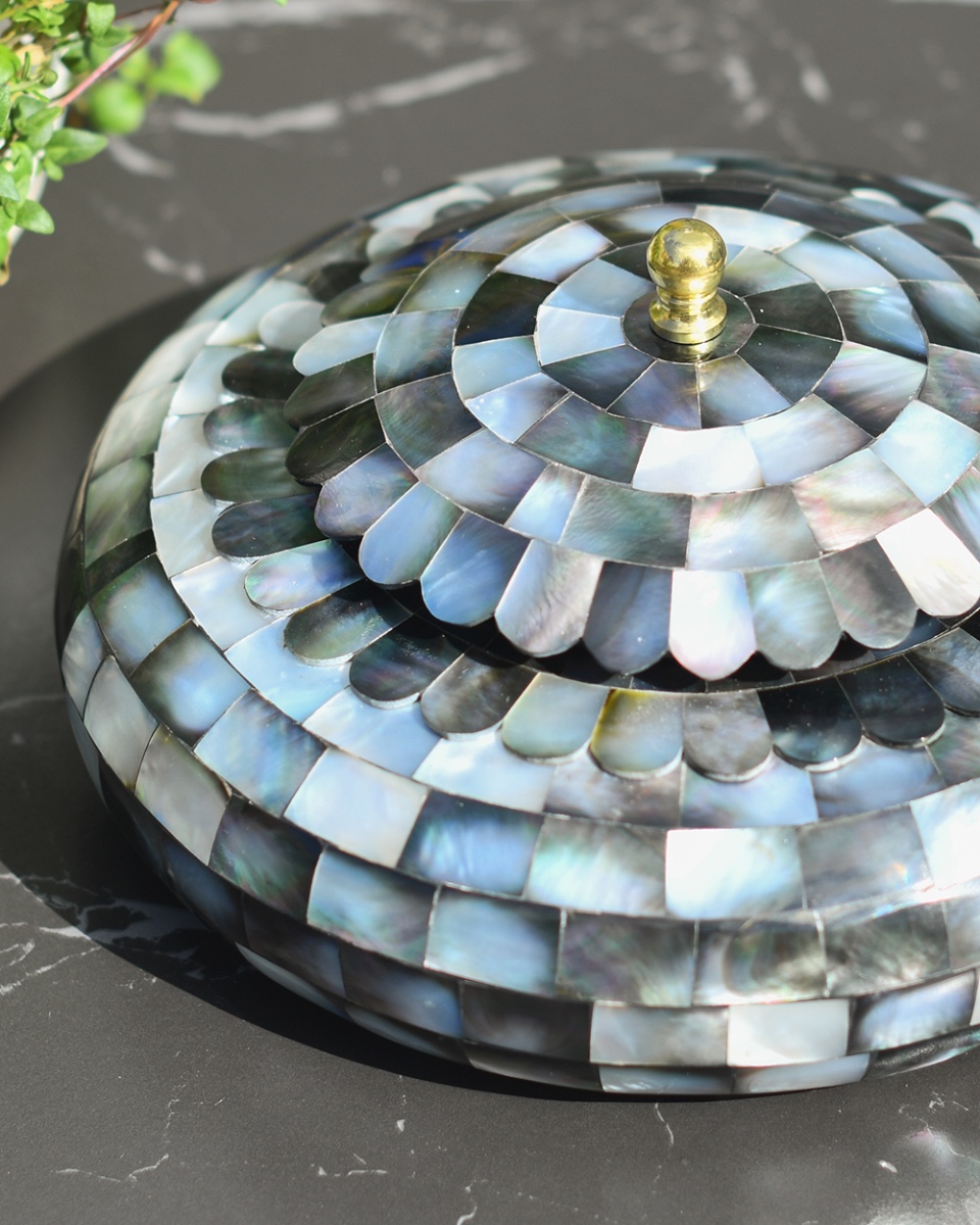 Ornate Mother Of Pearl & Brass 'Miroiter' Keepsake Bowl Details