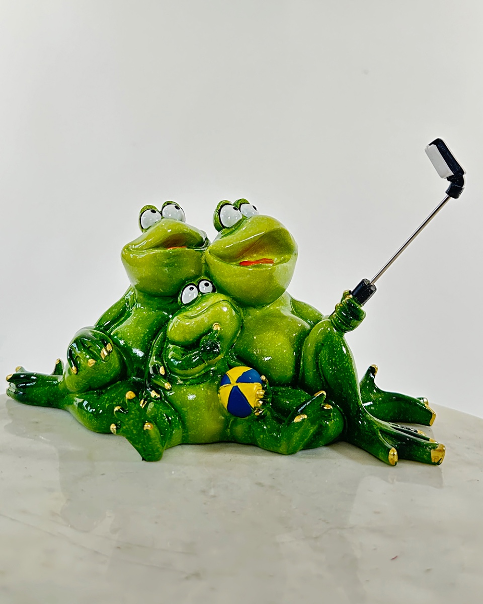 'Family Holiday' Resin Frog Ornament