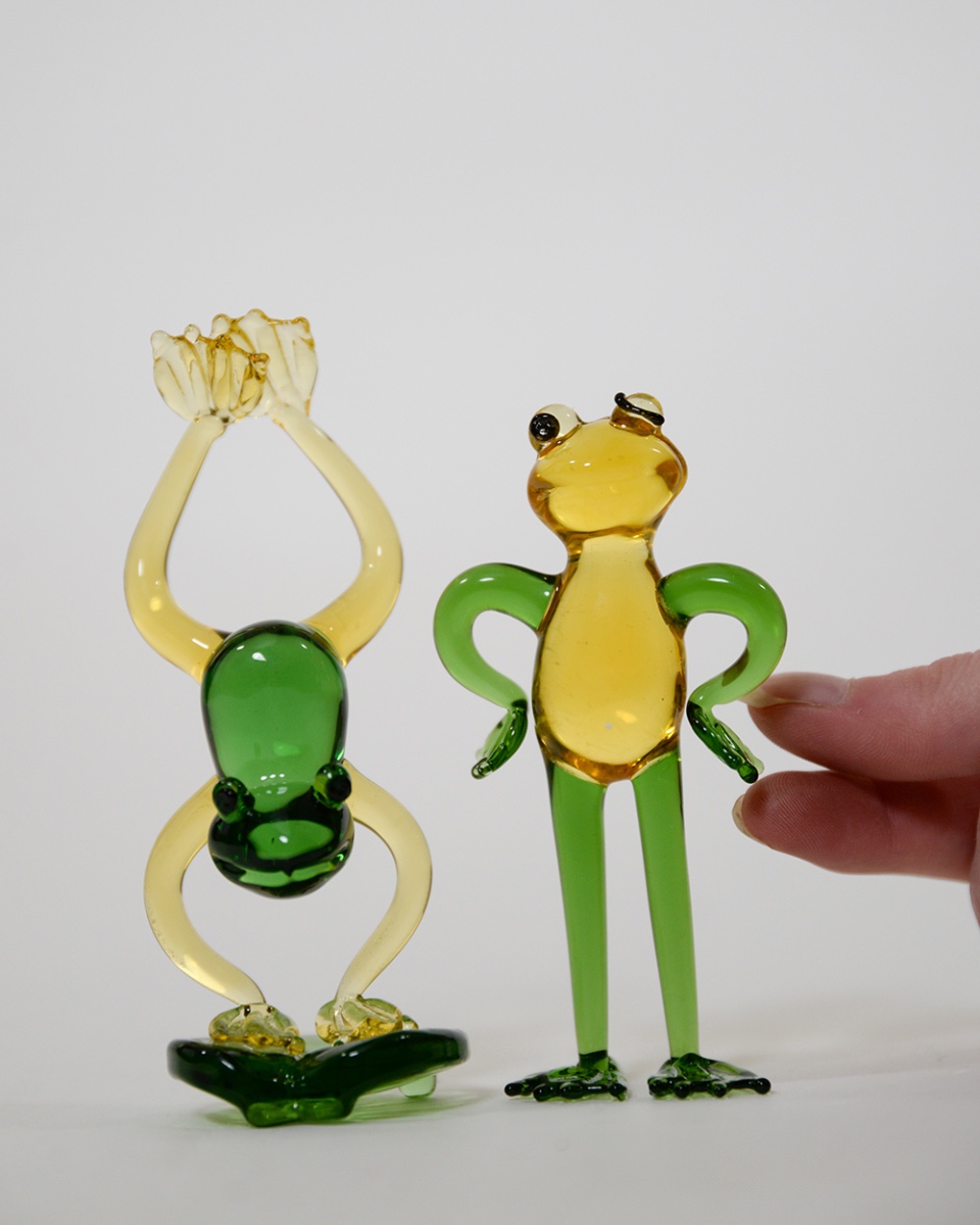 Decorative Glass Pair Of Playful Frogs Ornaments To Scale