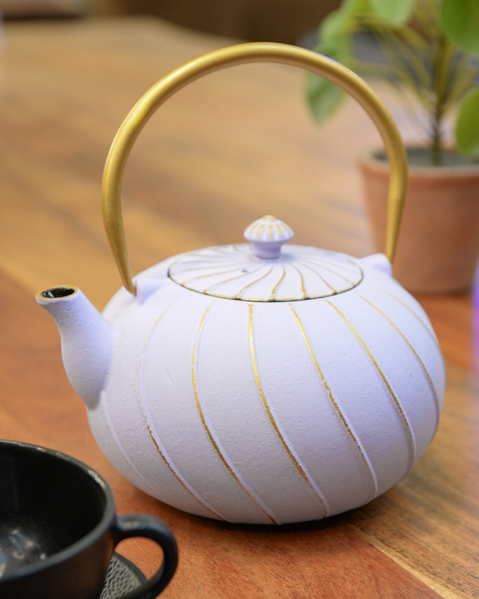 Cast Iron 'Sumire' Pale Purple & Gold Japanese Teapot