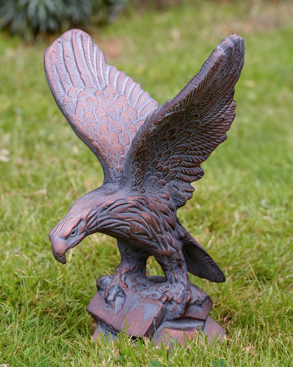 Cast Aluminium Mountain Monarch Eagle On A Rock Garden Sculpture